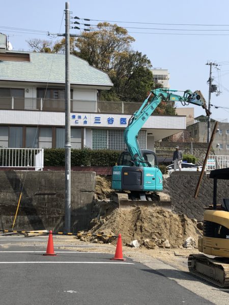 いよいよ新クリニック建設に向け土地改良工事が始まりました。皆様にはご迷惑おかけしすみません。